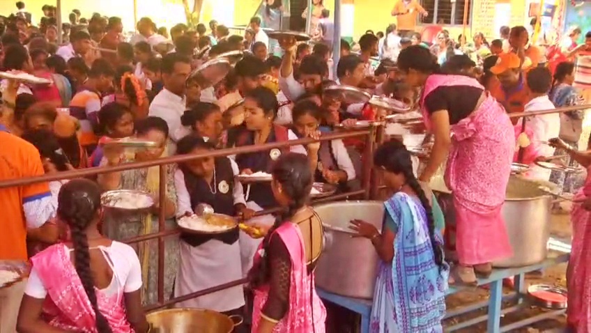 devotees-visits-to-ramalinga-kamanna-temple-at-dharwad