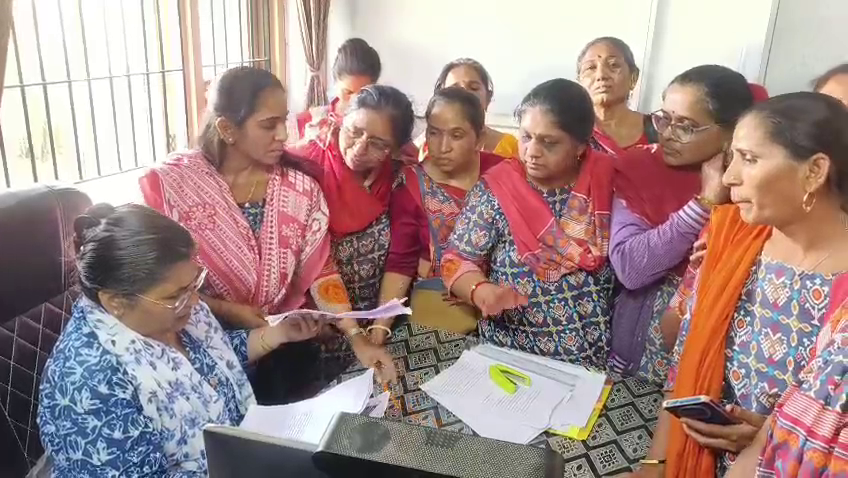 પ્રોજેકટ ઓફિસરને આવેદનપત્ર આપી કરી રજૂઆત