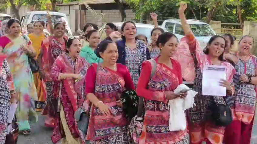 આંગણવાડી કાર્યકર બહેનોએ પોતાની માંગ સાથે કર્યા સુત્રોચ્ચાર