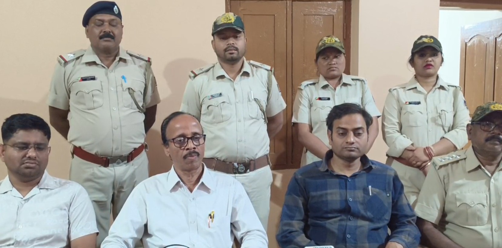 ଘଟଣାରେ ସମ୍ପୃକ୍ତ ଜଣେ ଅଭିଯୁକ୍ତଙ୍କୁ ଗିରଫ କରି ତଦନ୍ତ ଜାରି ରଖିଛି ବନ ବିଭାଗ । କିଙ୍ଗପିନକୁ ଧରିବାକୁ ତଦନ୍ତ ଜାରି ।