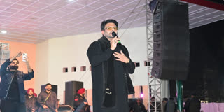 मंच पर प्रस्तुति देते मनकीरत औलख