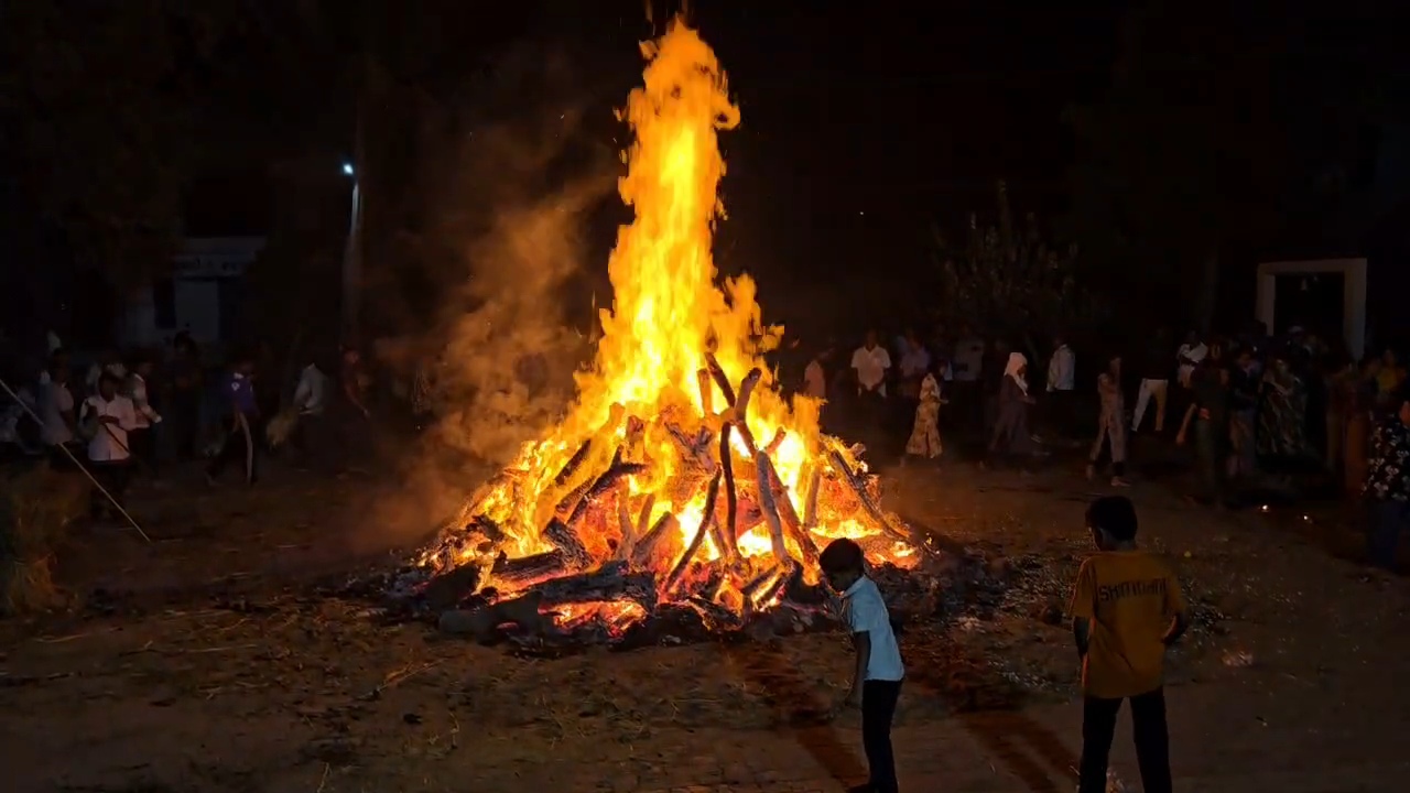 સરસ ગામમાં હોળી દહન બાદ અંગારા પર ખુલ્લા પગે ચાલવાની અનોખી પરંપરા