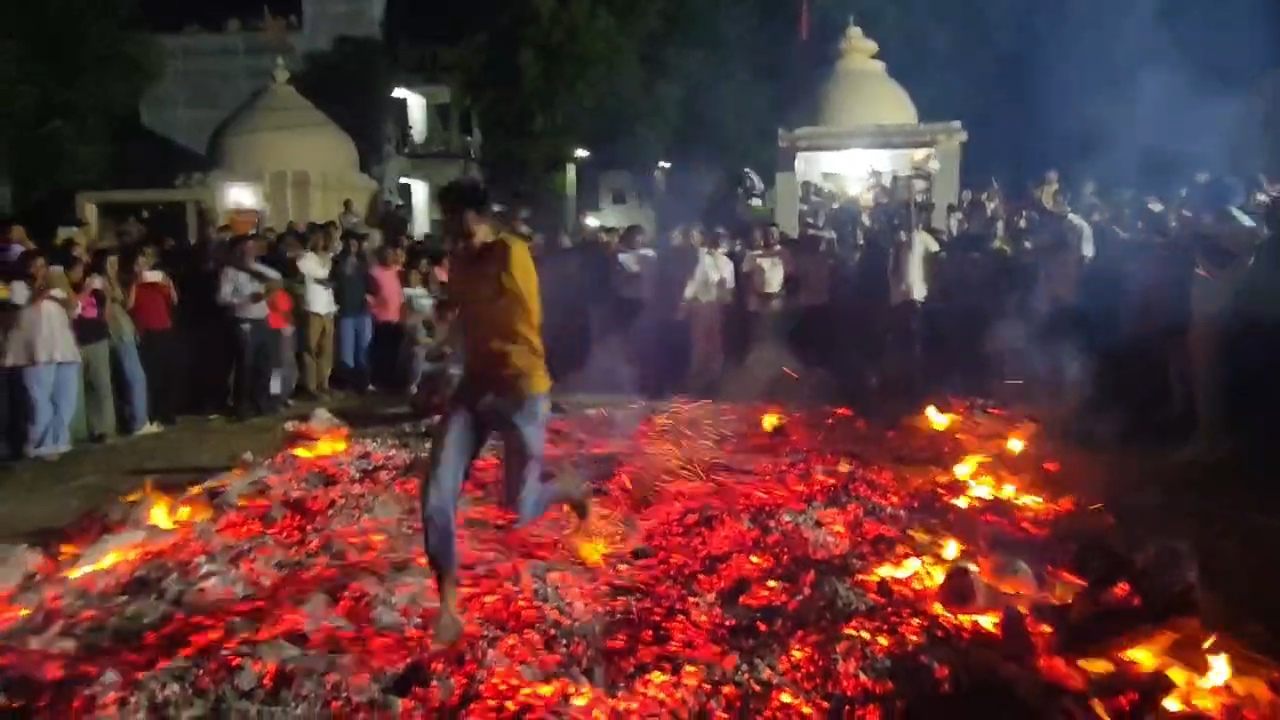 ઓલપાડના સરસ ગામમાં વર્ષોથી અંગારા પર ચાલવાની પરંપરા ચાલી આવે છે