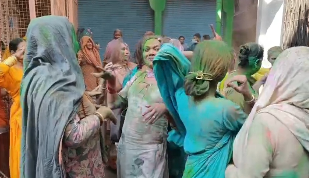 Bhopal Transgenders celebrated Holi