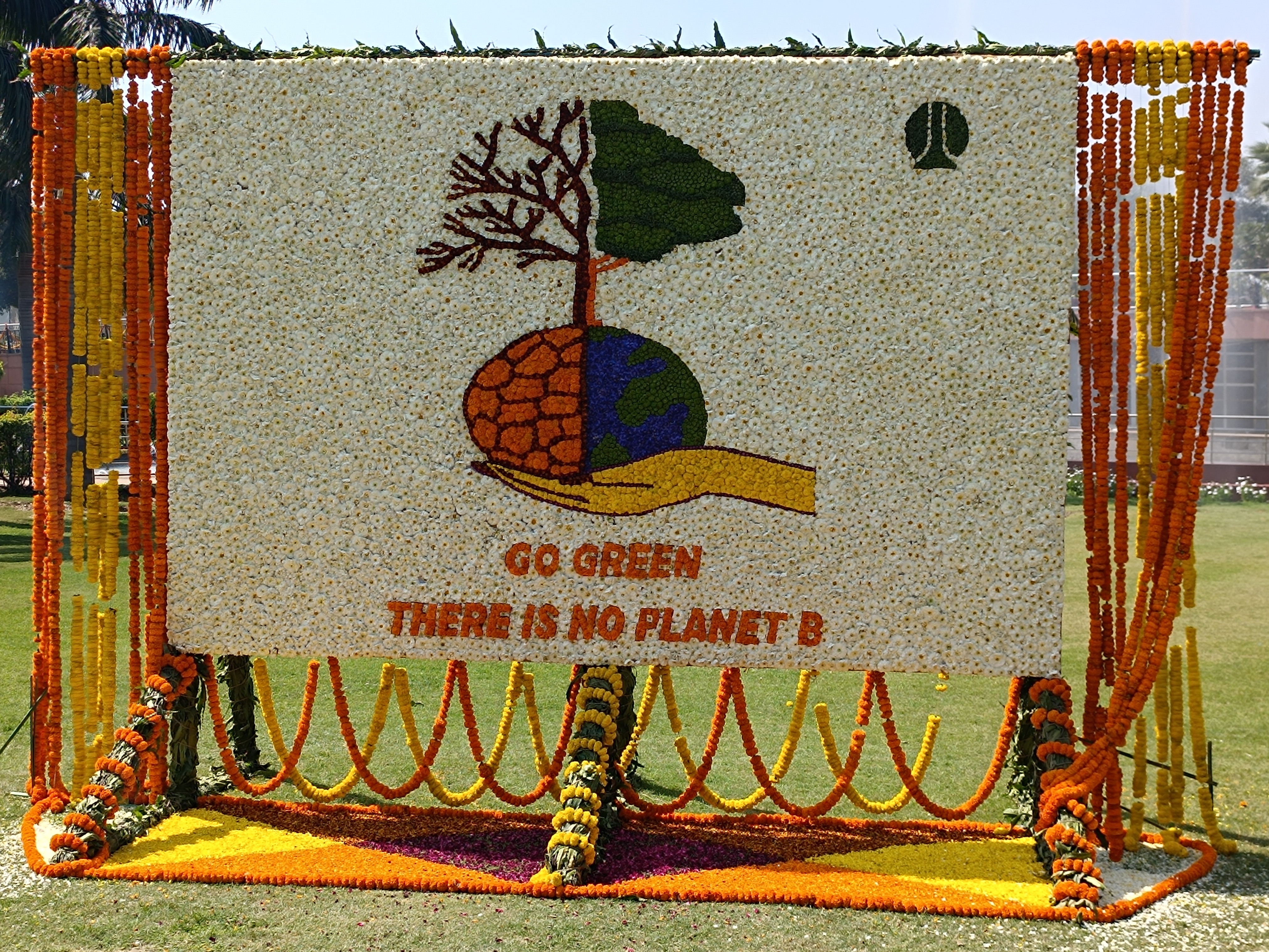 फूलों से बनीं जानवरों-पक्षियों की आकृतियां बनीं आकर्षण