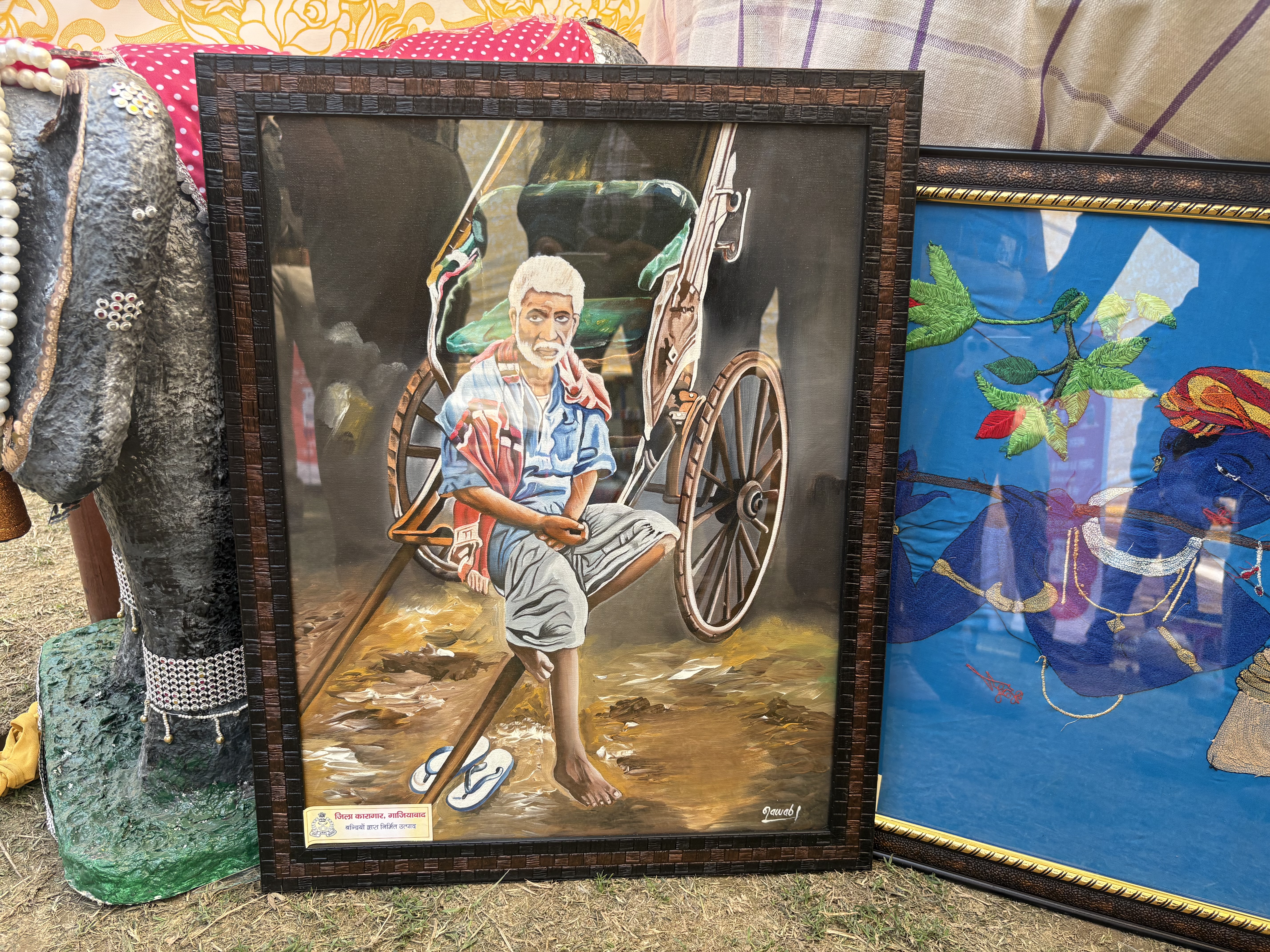 जेल परिसर के बाहर बने आउटलेट से पेंटिंग्स खरीदने की सुविधा