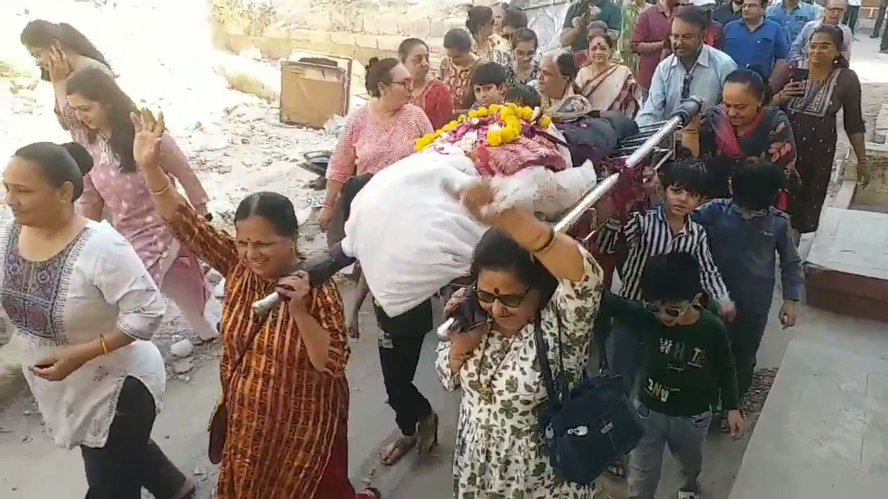 હોળીના દિવસે વાલમ બાપાની નનામી ઢોલ મંજીરાના તાલે અને હર્ષોલાસ સાથે કાઢવામાં આવે છે