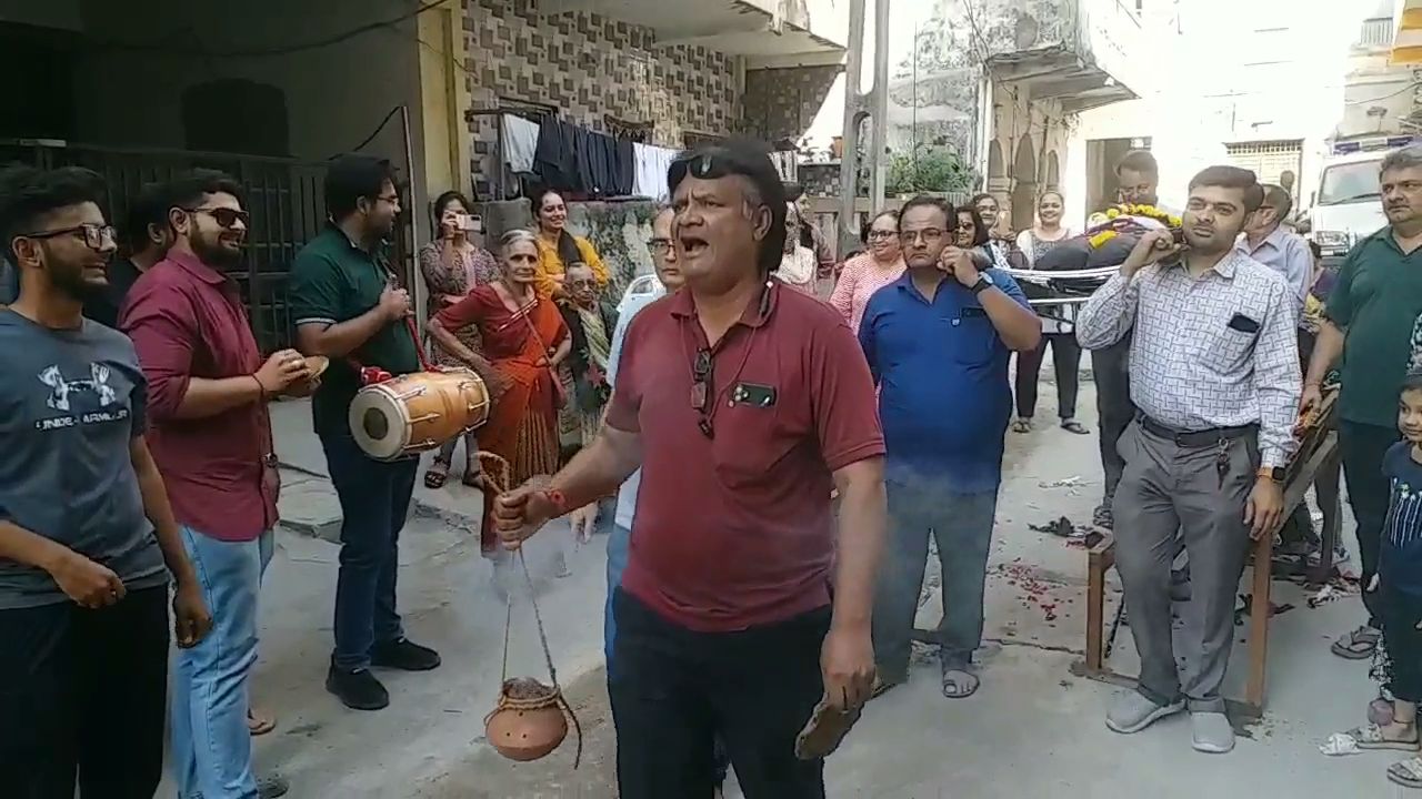 જૂનાગઢમાં 100 વર્ષ કરતા વધુ વર્ષથી હોળીના દિવસે અનોખી પરંપરા ચાલે છે