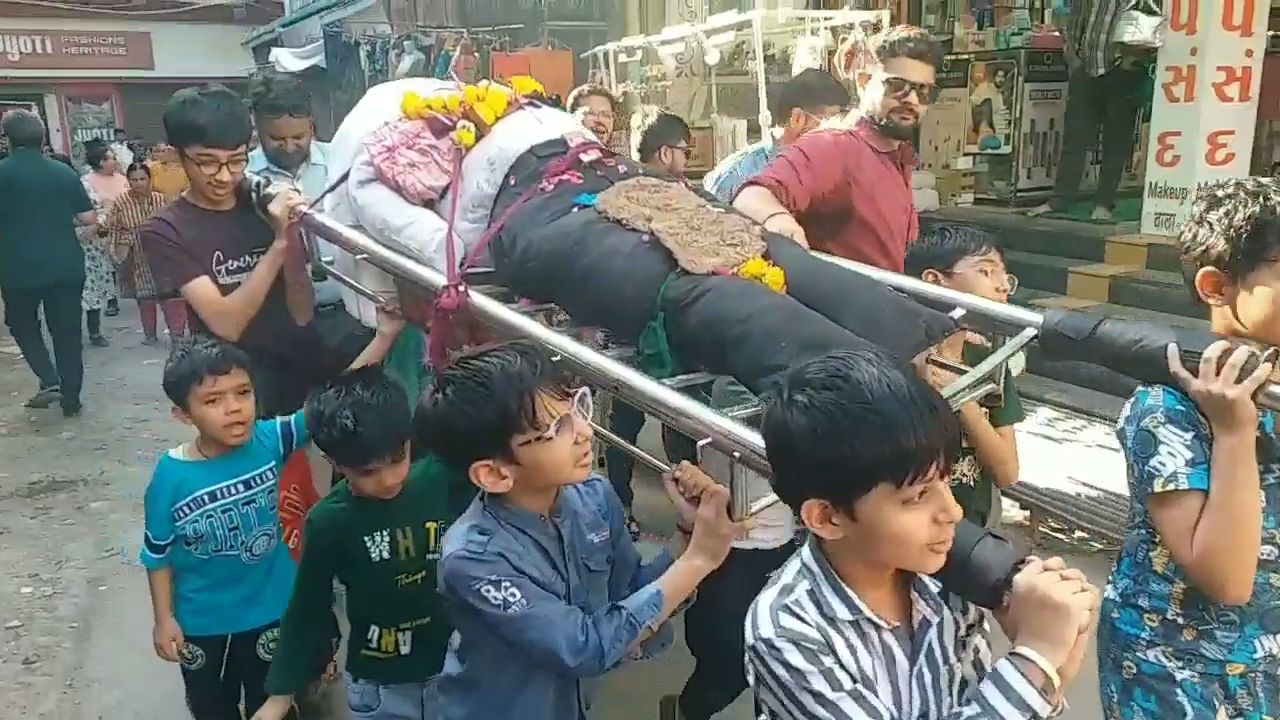 નનામીમાં મોટી સંખ્યામાં બાળકો પણ જોડાય છે