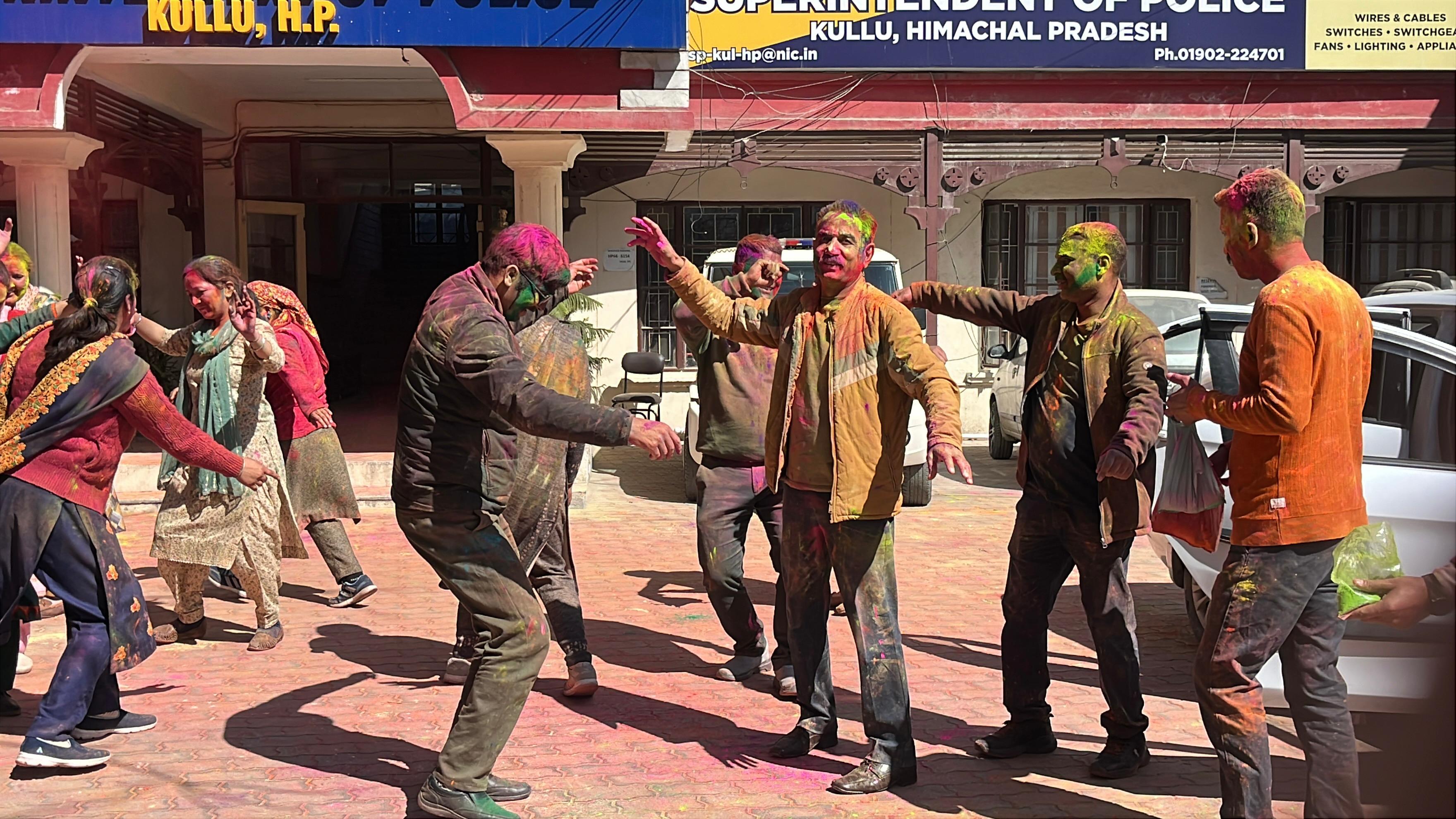 होली पर डांस करते लोग