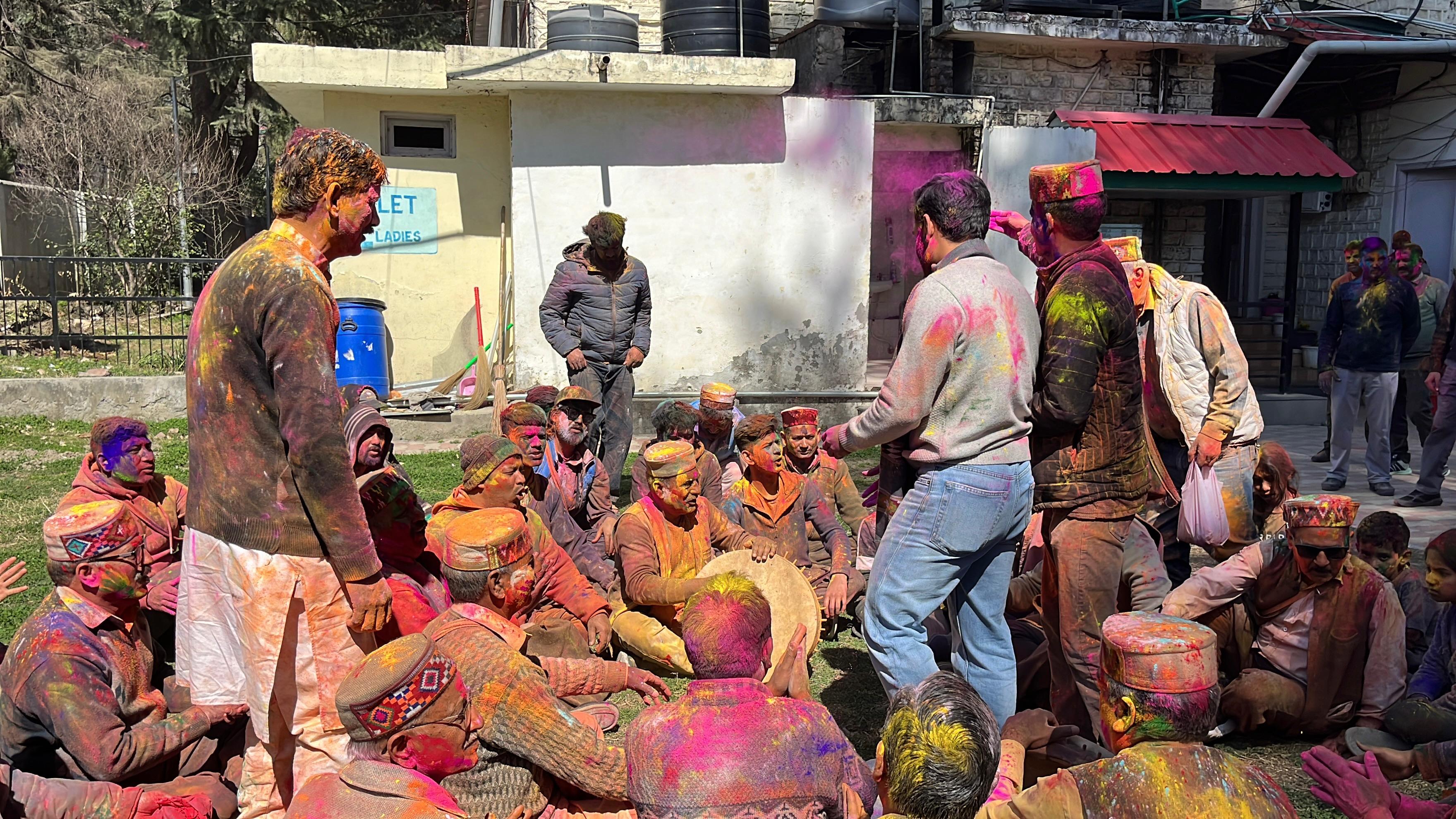 होली गीत गाता बैरागी समुदाय