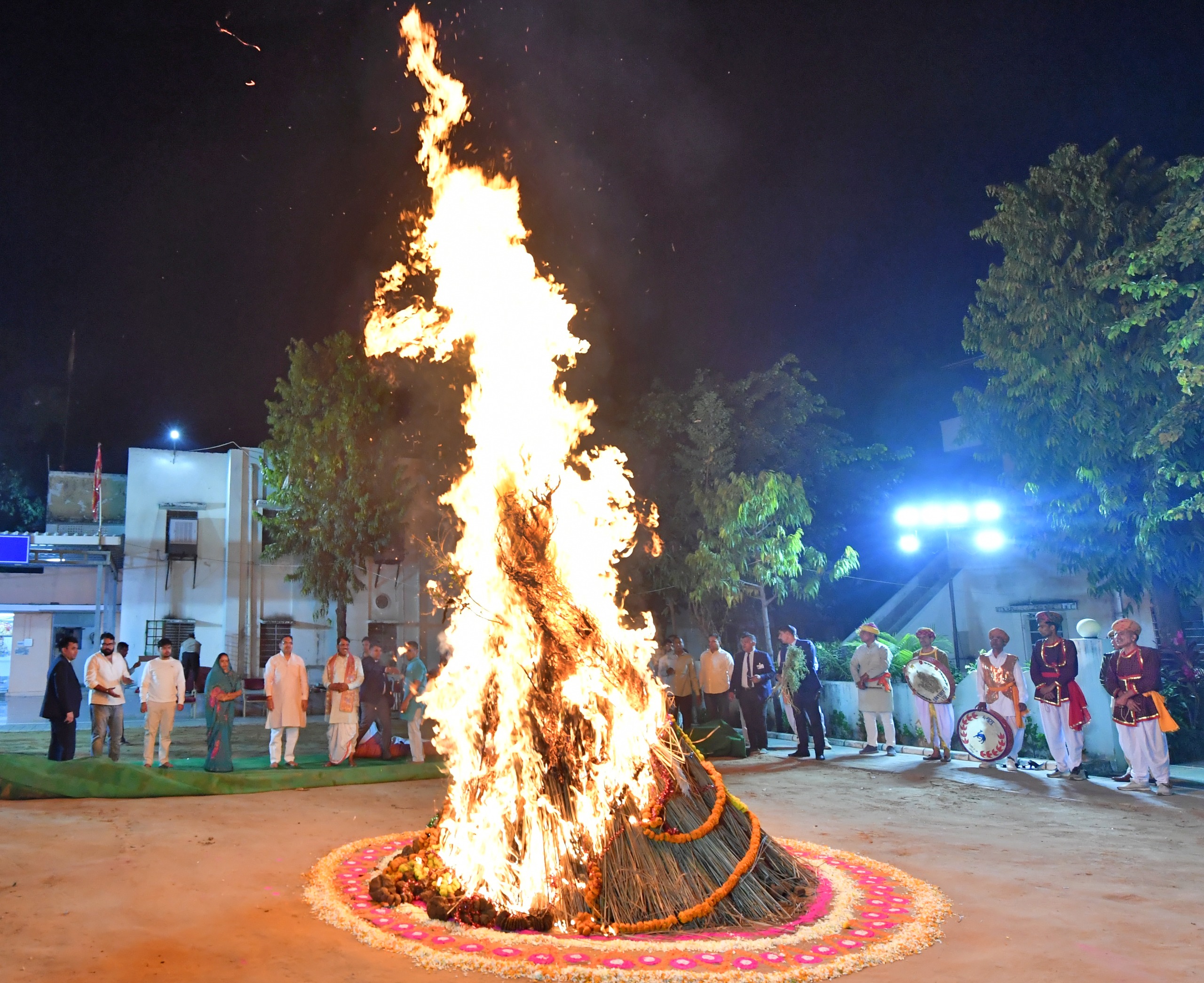 मुख्यमंत्री निवास पर वैदिक मंत्रोच्चार के बीच होलिका दहन