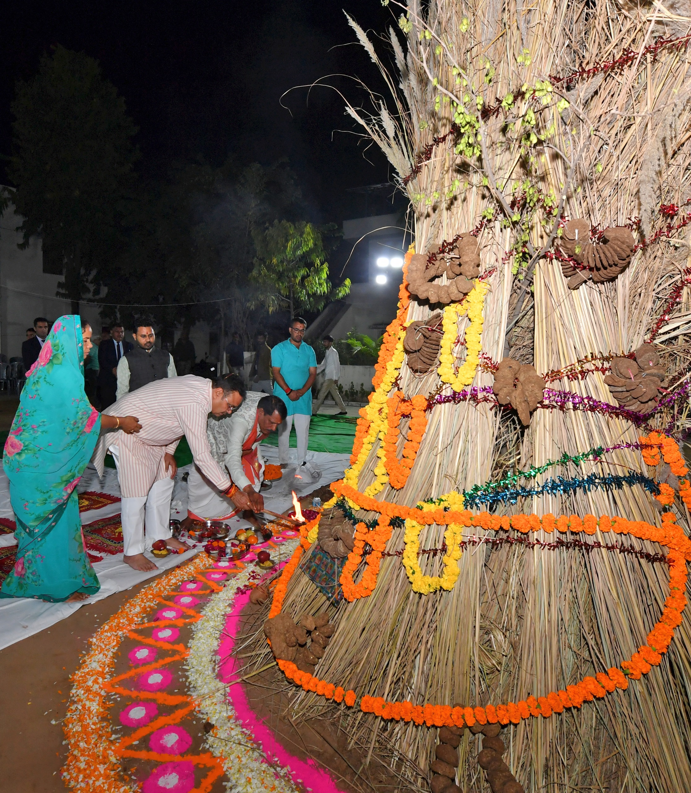 वैदिक मंत्रोच्चार के साथ की पूजा-अर्चना