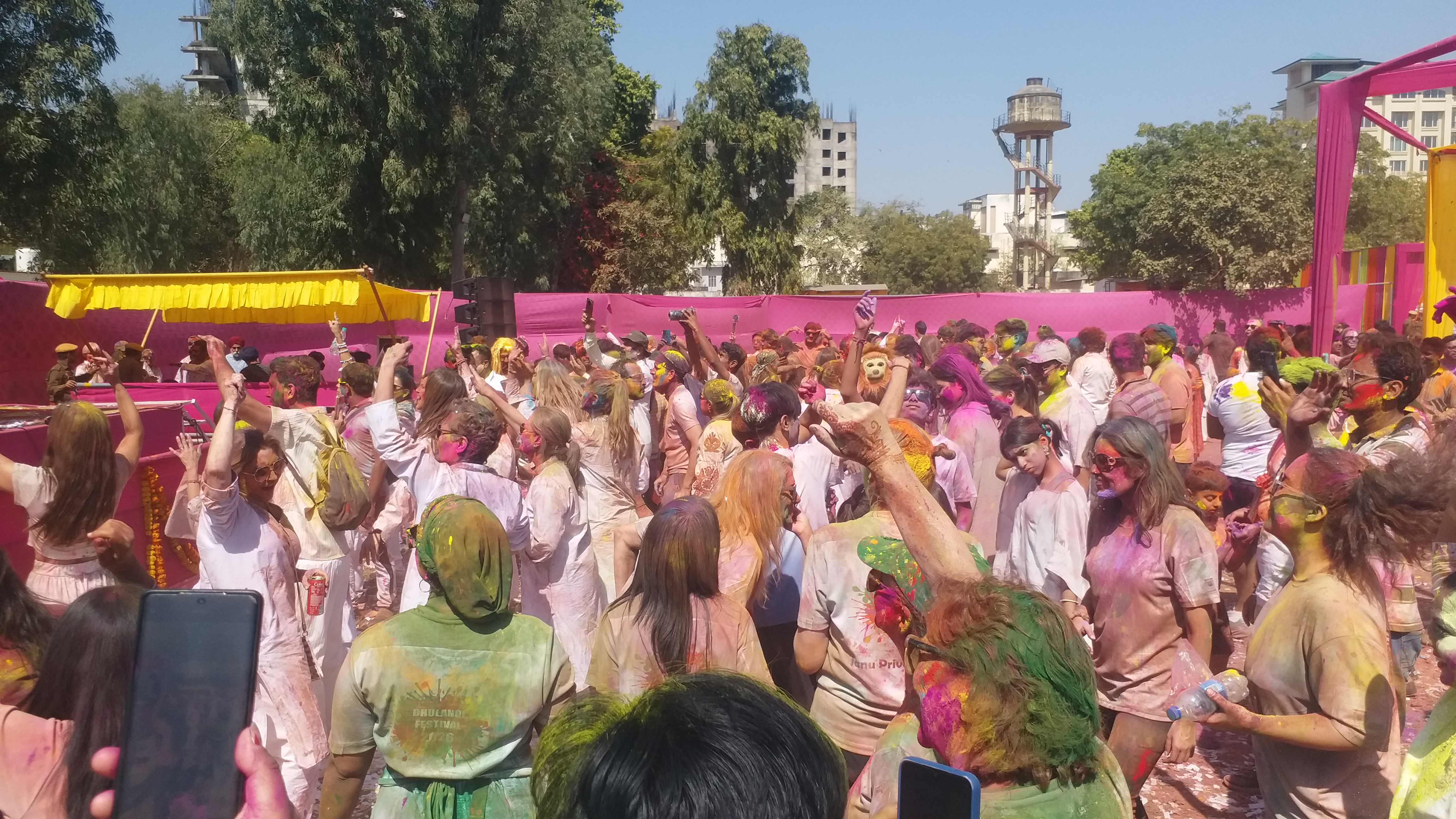 4000 पर्यटकों ने होली फेस्टिवल का लुत्फ उठाया