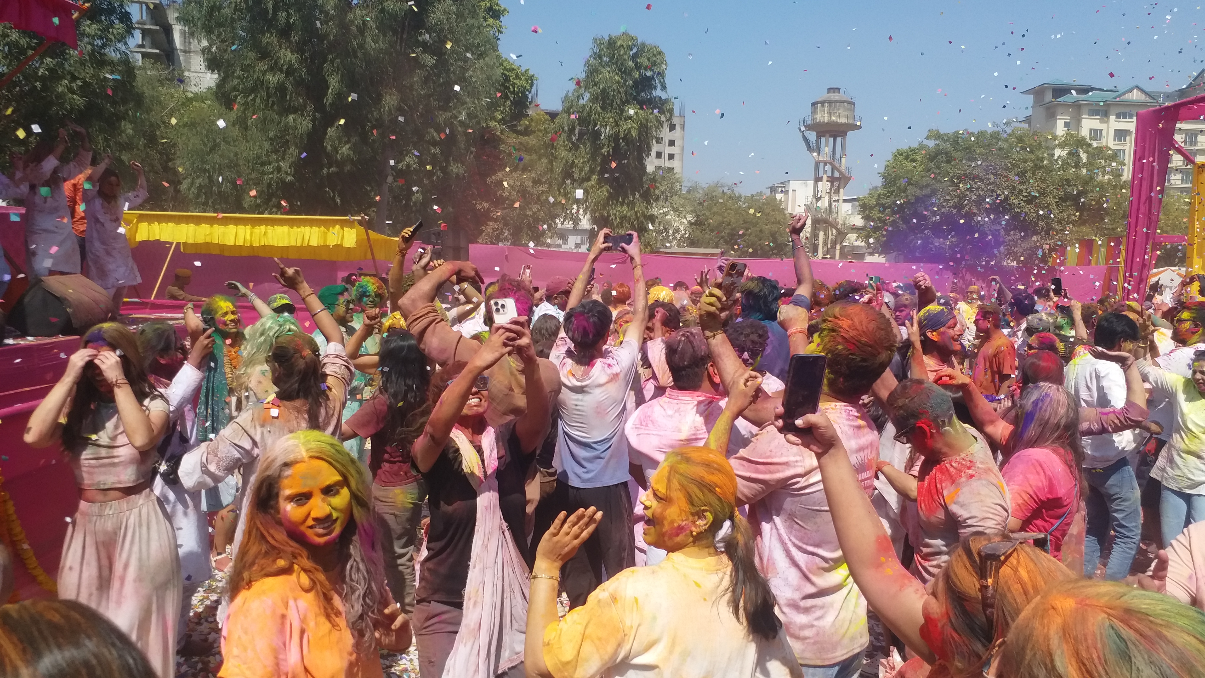 रंग गुलाल से जमकर खेली होली