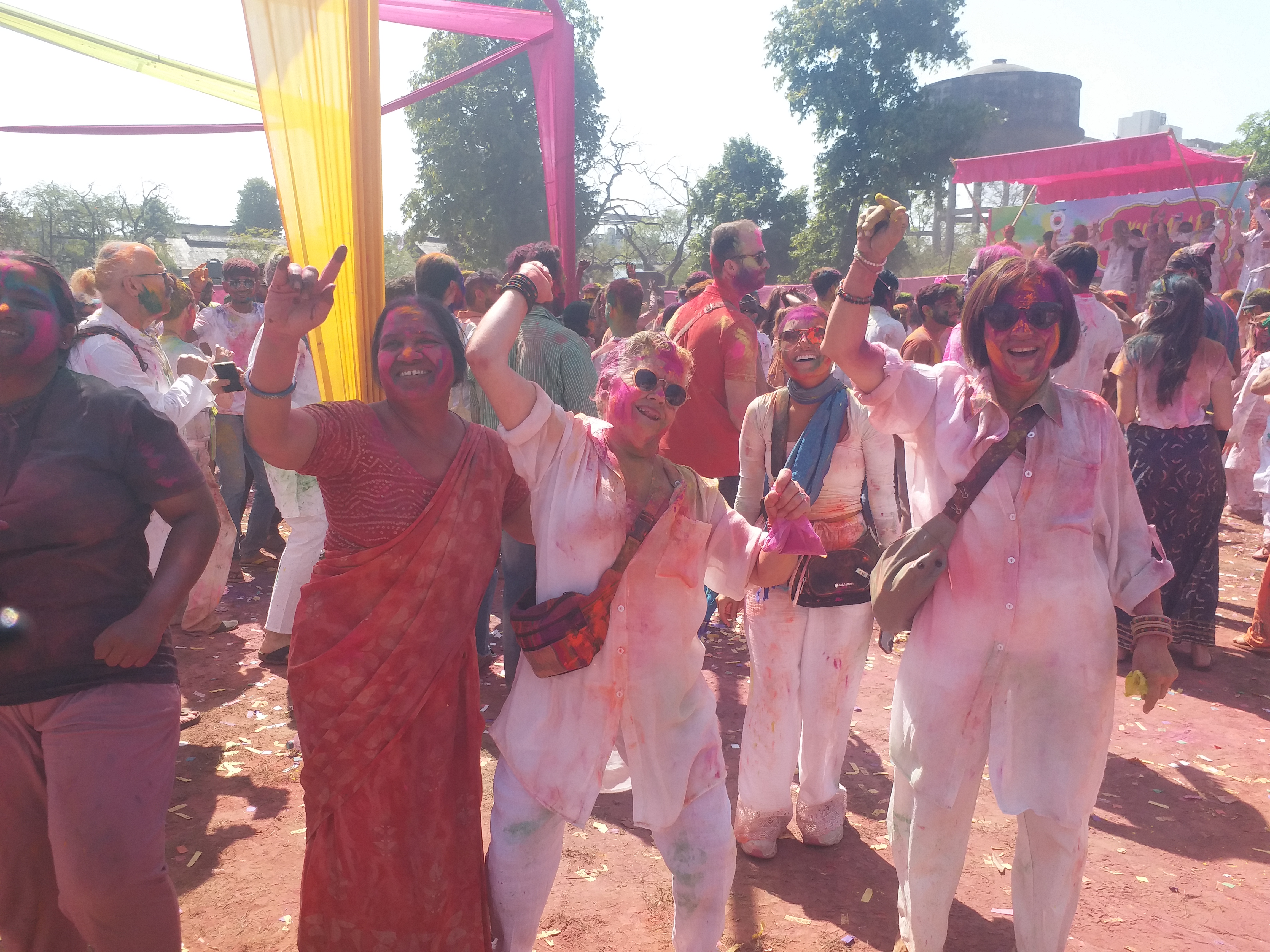 फिल्मी गानों पर थिरके पर्यटक