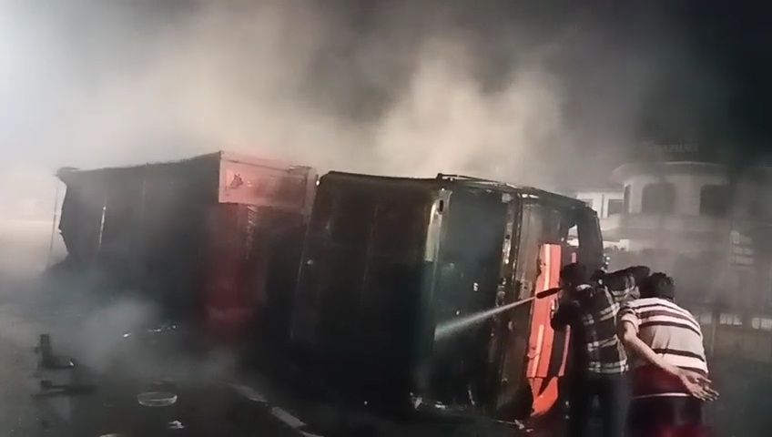 कोयले से भरी ट्रेलर में लगी आग