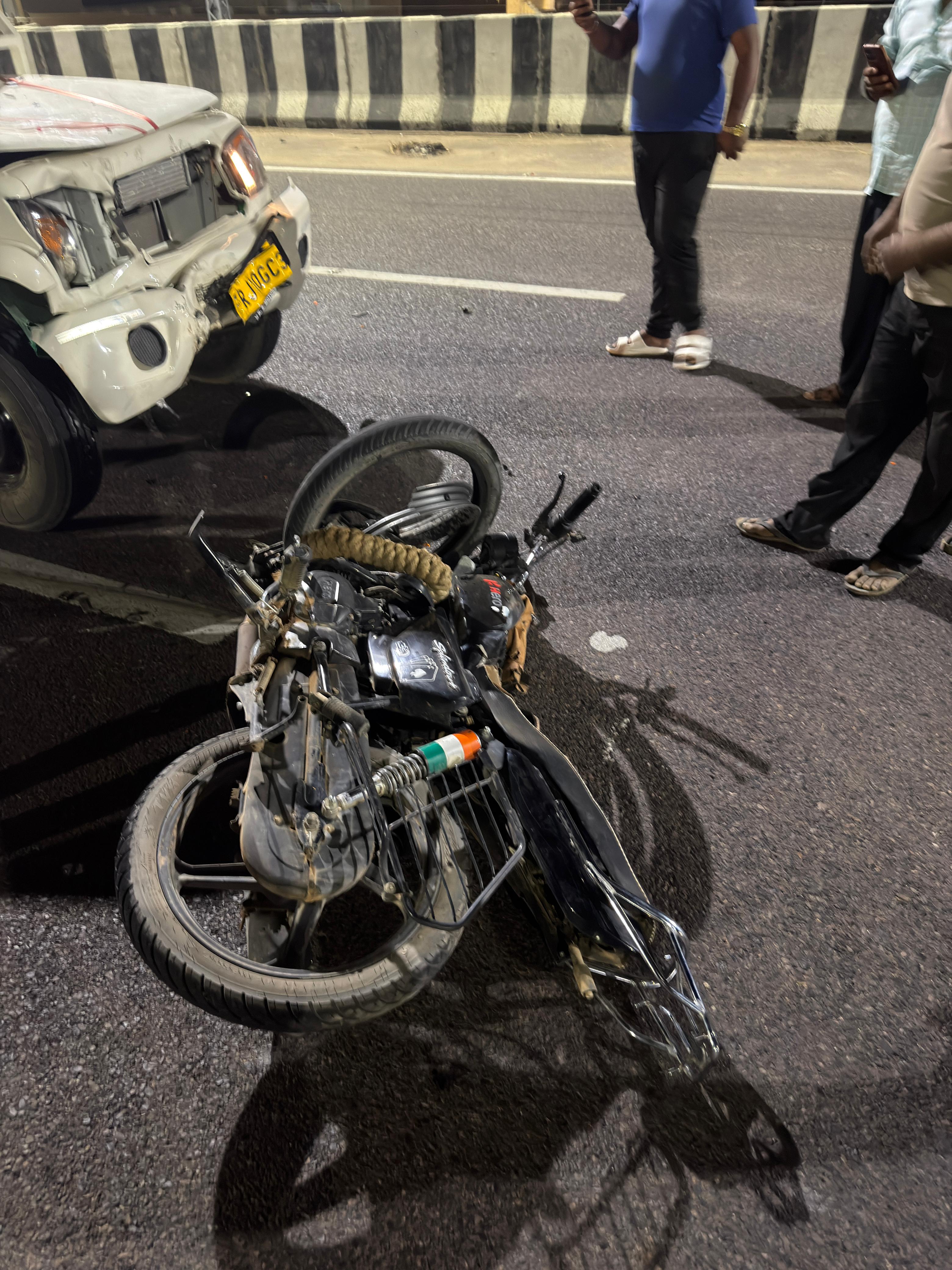 जैसलमेर में बाइक के परखच्चे उड़ गए