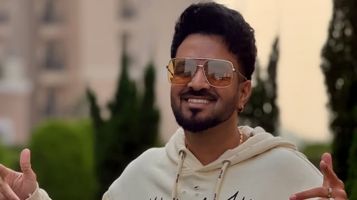 ਇਸ ਪੰਜਾਬੀ ਗਾਇਕ ਨੇ ਪਹਿਲੀ ਵਾਰ ਦਿਖਾਇਆ ਆਪਣੀ ਪਤਨੀ ਦਾ ਚਿਹਰਾ, ਫੋਟੋ ਵਿੱਚ ਹੈ ...