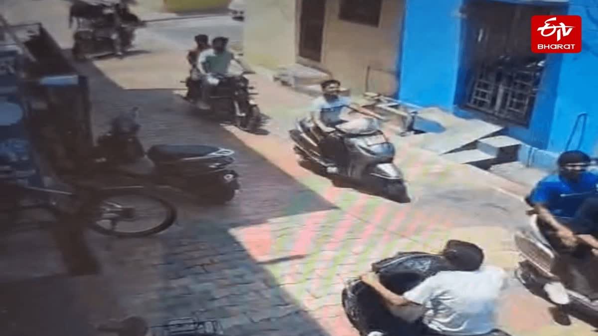 नारेबाजी का सीसीटीवी फुटेज भी सामने आया है.