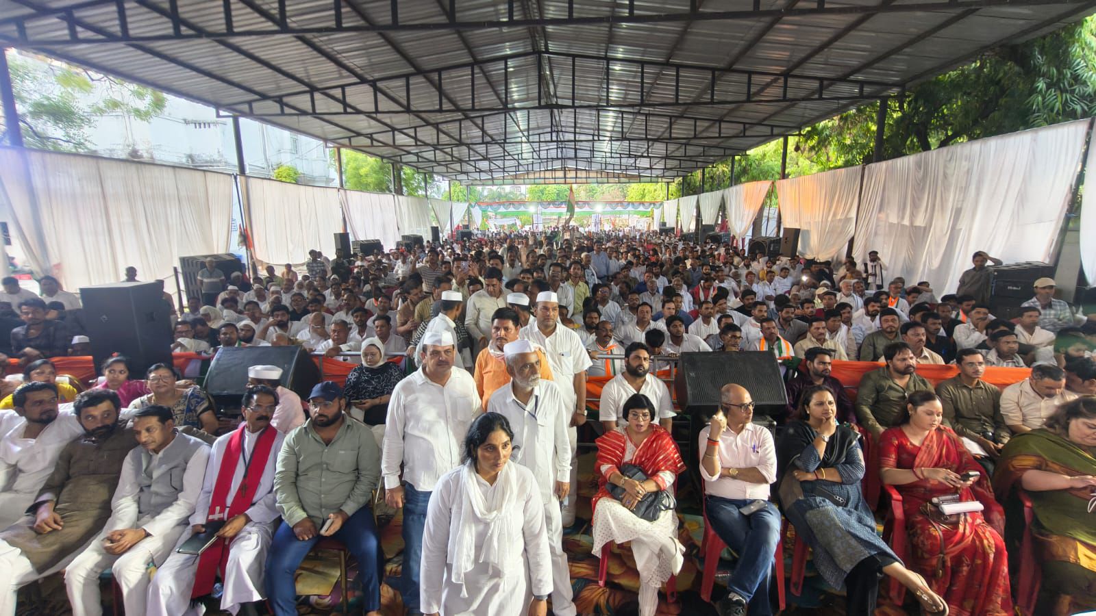 सम्मेलन में बड़ी संख्या में पहुंचे लोग.