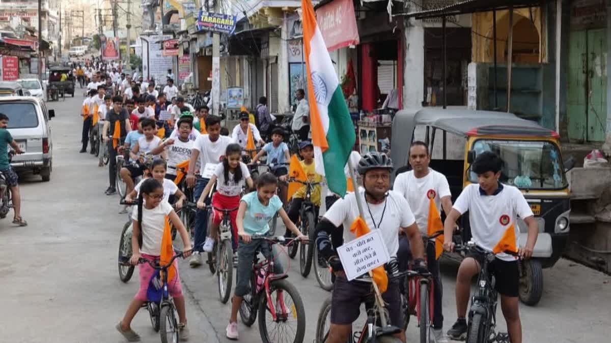 साइकिल के जरिए फिट रहने का संदेश