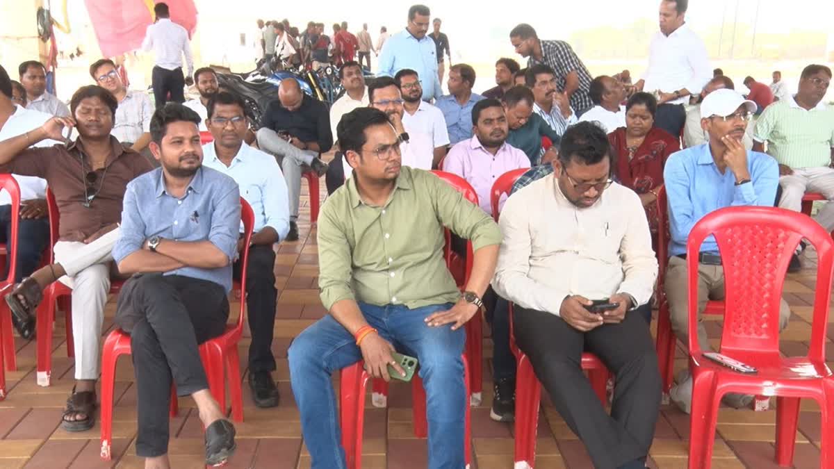 Tehsildars demanding the arrest of MLA Ramkumar Toppo