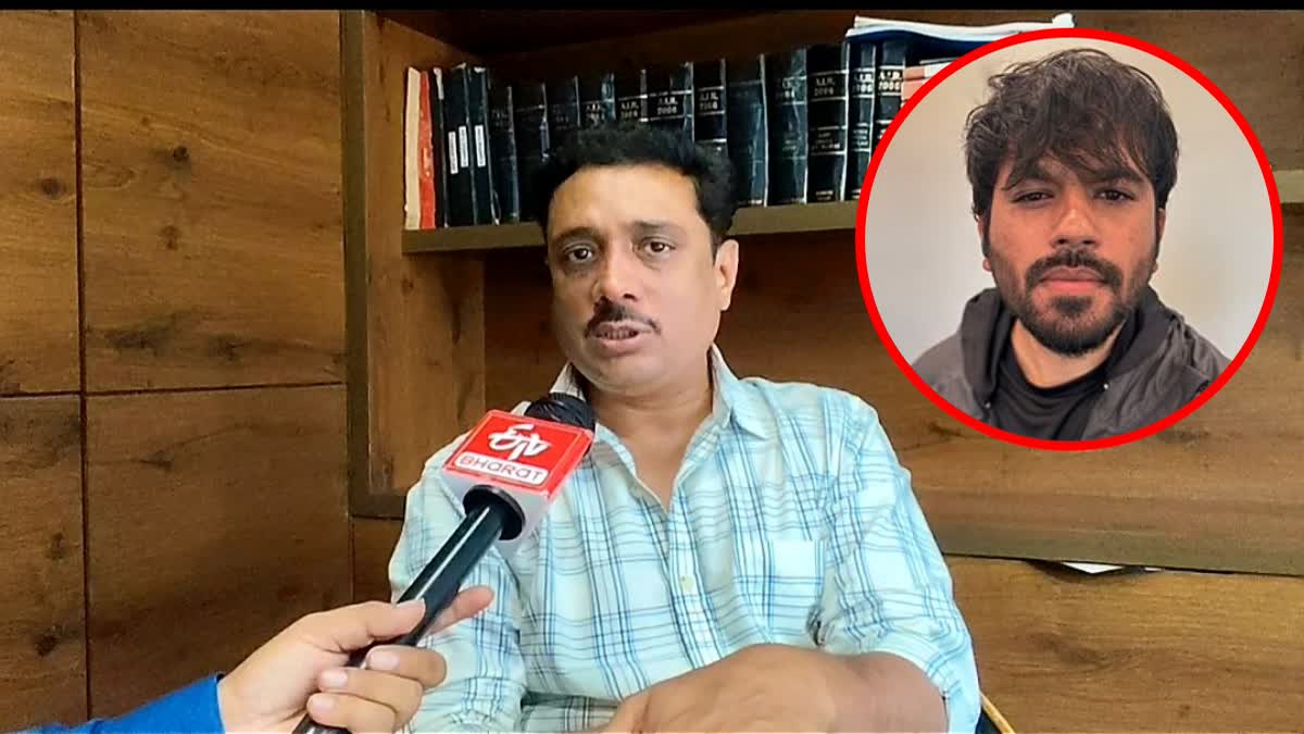 ॲड. असीम सरोदे, इन्सेटमध्ये अभिजित दिपके