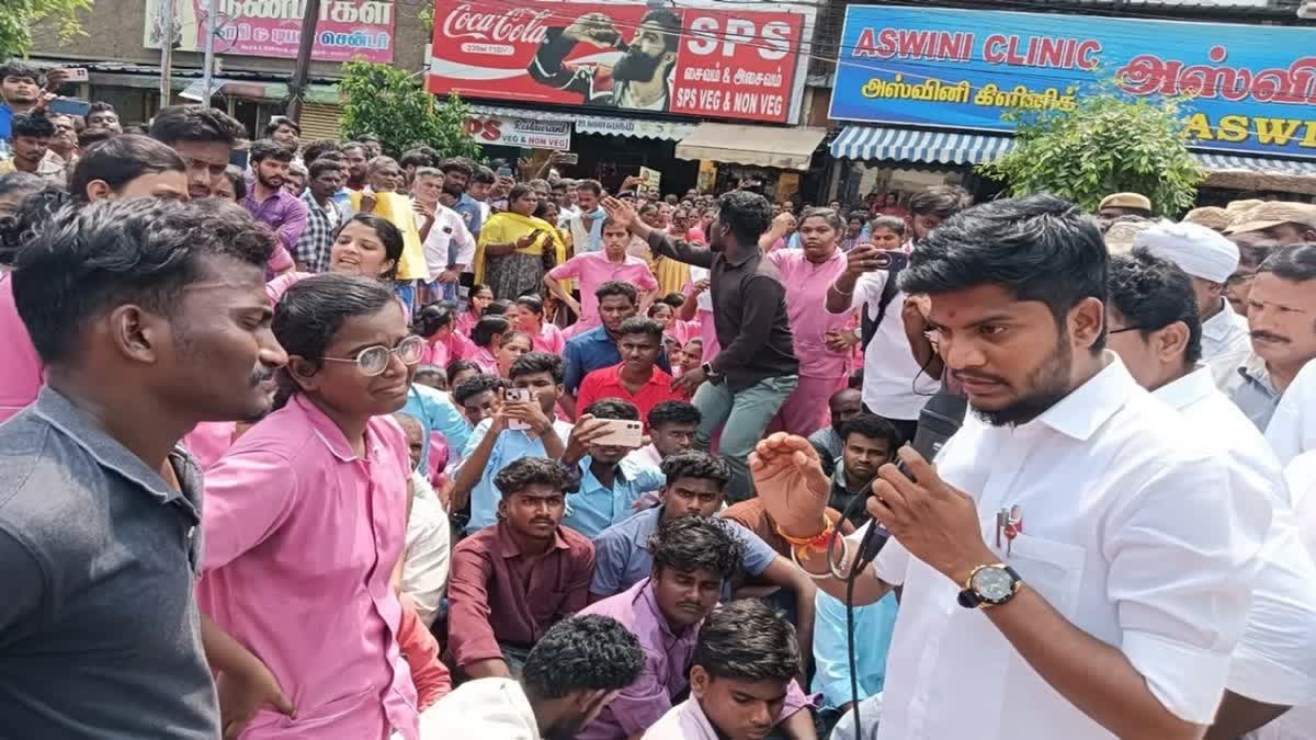 மாணவியின் உயிரிழப்புக்கு நீதி கேட்டு போராட்டத்தில் ஈடுபட்ட சக மாணவிகளை சமாதானப்படுத்திய அமைச்சர் ரமேஷ் - கோப்புப்படம்