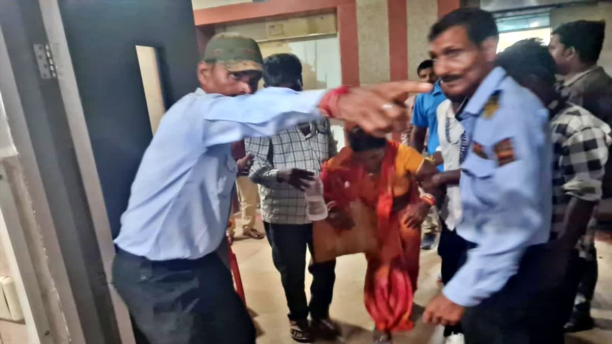 COUPLE TRAPPED IN DMCH LIFT