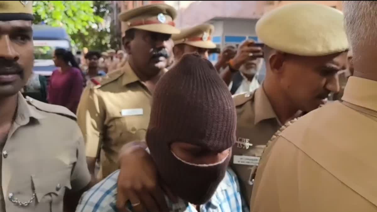 நீதிமன்றத்துக்கு அழைத்துச் செல்லப்படும் கைதான நப