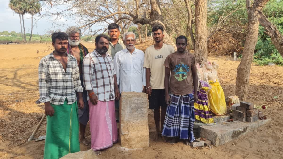 சிற்பத்துறை ஆய்வாளர் தேவி அறிவுச்செல்வம் மற்றும் அவரது குழு