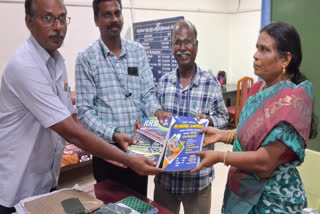 ரயில்வே தேர்விற்கான புத்தகங்களை வழங்கும் பாண்டுரங்கன் மற்றும் அமுத செல்வன்