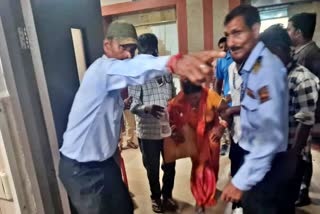 COUPLE TRAPPED IN DMCH LIFT