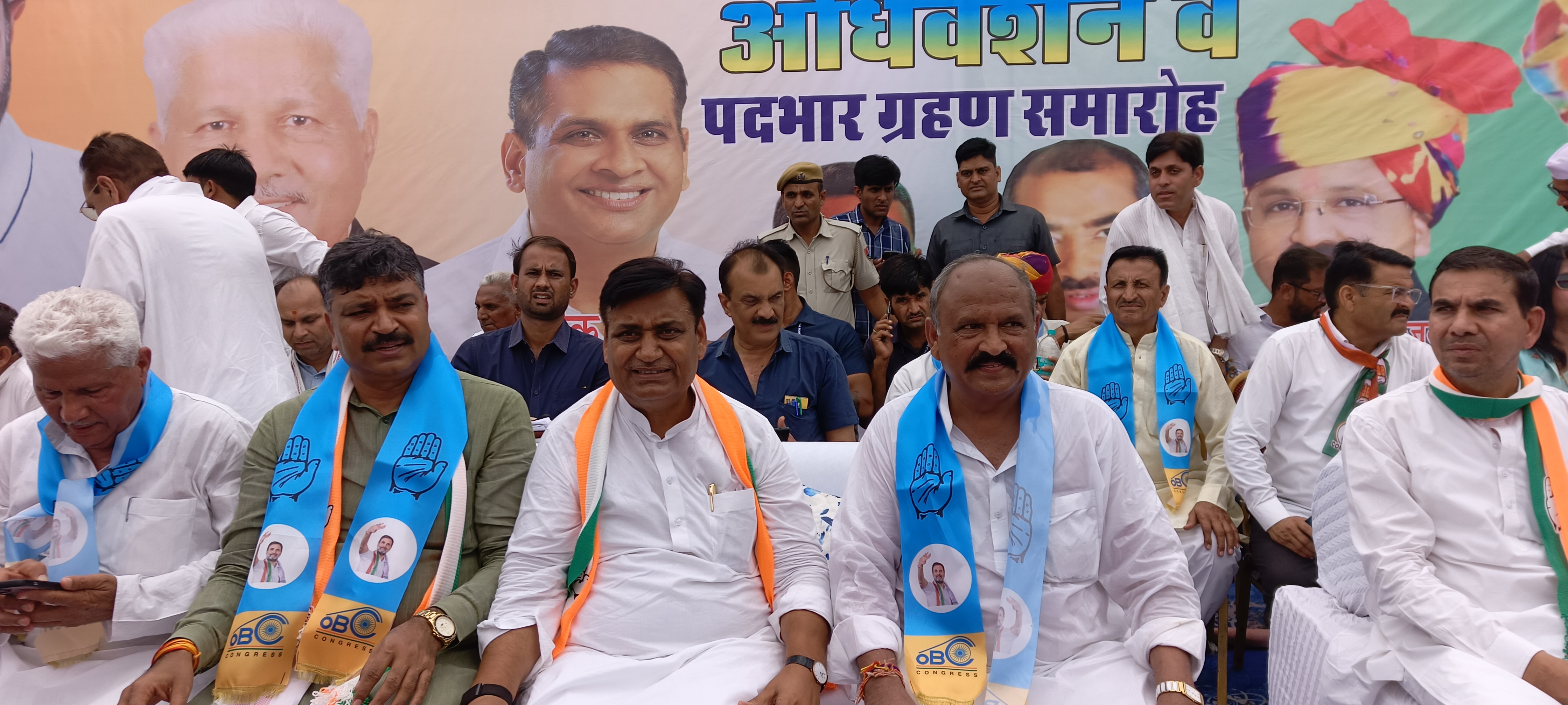 मंच पर बैठे हुए नेता