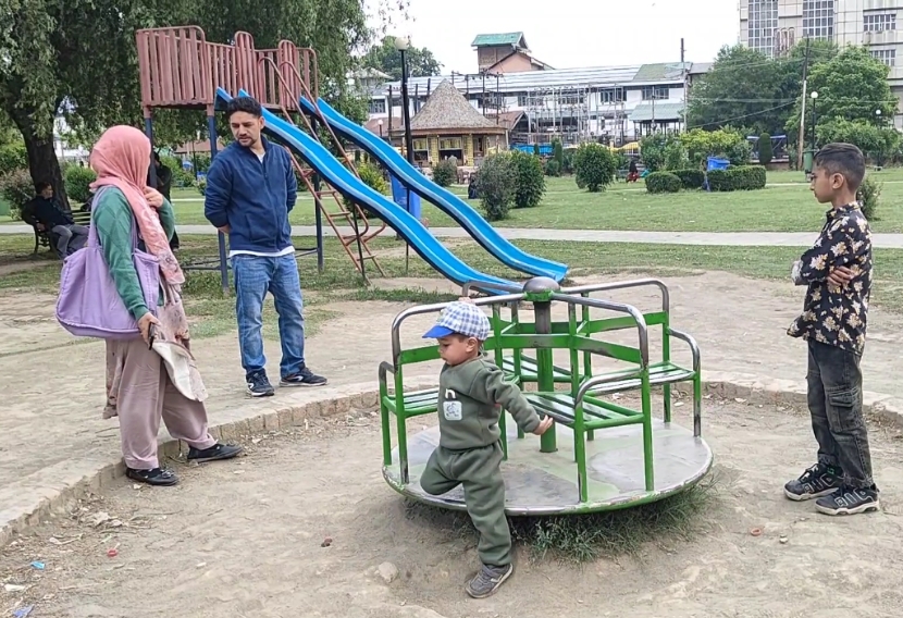 A review what SOPs being implemented for safety of children in parks Urdu News