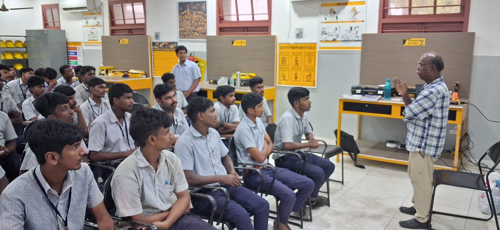 மாணவர்கள் மத்தியில் உரையாற்றும் லோகோ பைலட் அமுத செல்வன்