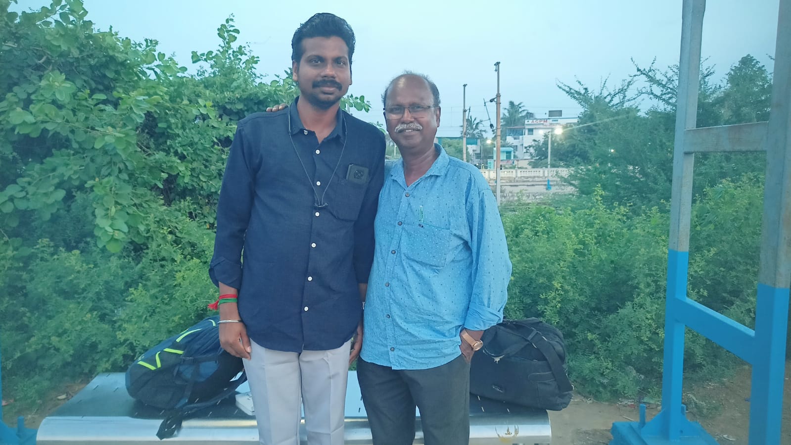 பாண்டுரங்கன் (இடது) மற்றும் லோகோ பைலட் அமுத செல்வன் (வலது)