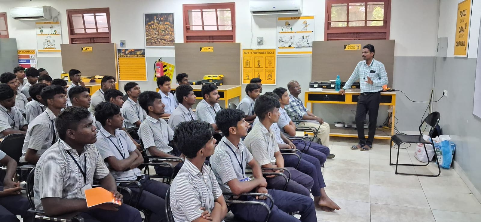 மாணவர்களுக்கான விழிப்புணர்வு நிகழ்ச்சி நடத்தும் பாண்டுரங்கன்