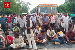 गुरुवार को परिजनों ने सड़क जाम कर हंगामा किया.