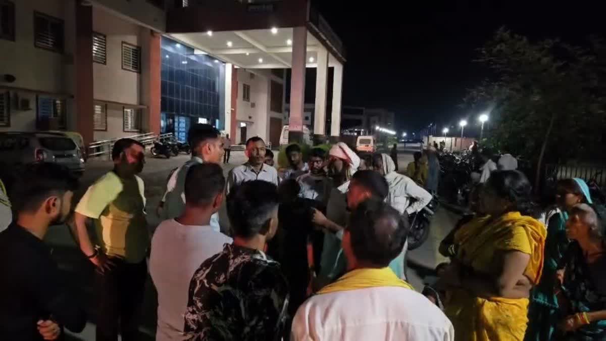 दो पक्षा में खूनी संघर्ष