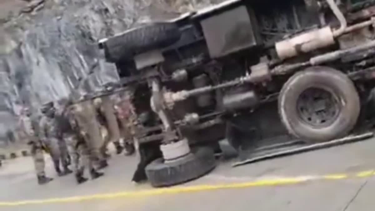 کشمیر: سڑک حادثہ میں چھ سی آر پی ایف اہلکار زخمی