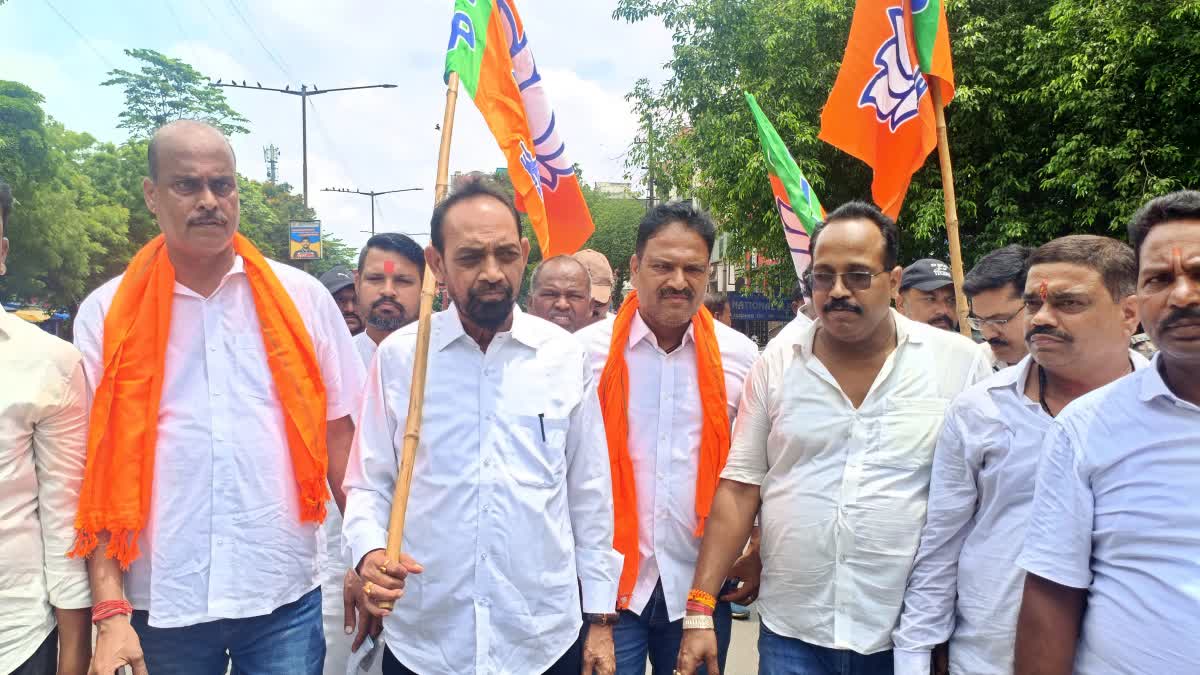 MP Bidyut Baran Mahato during shutdown