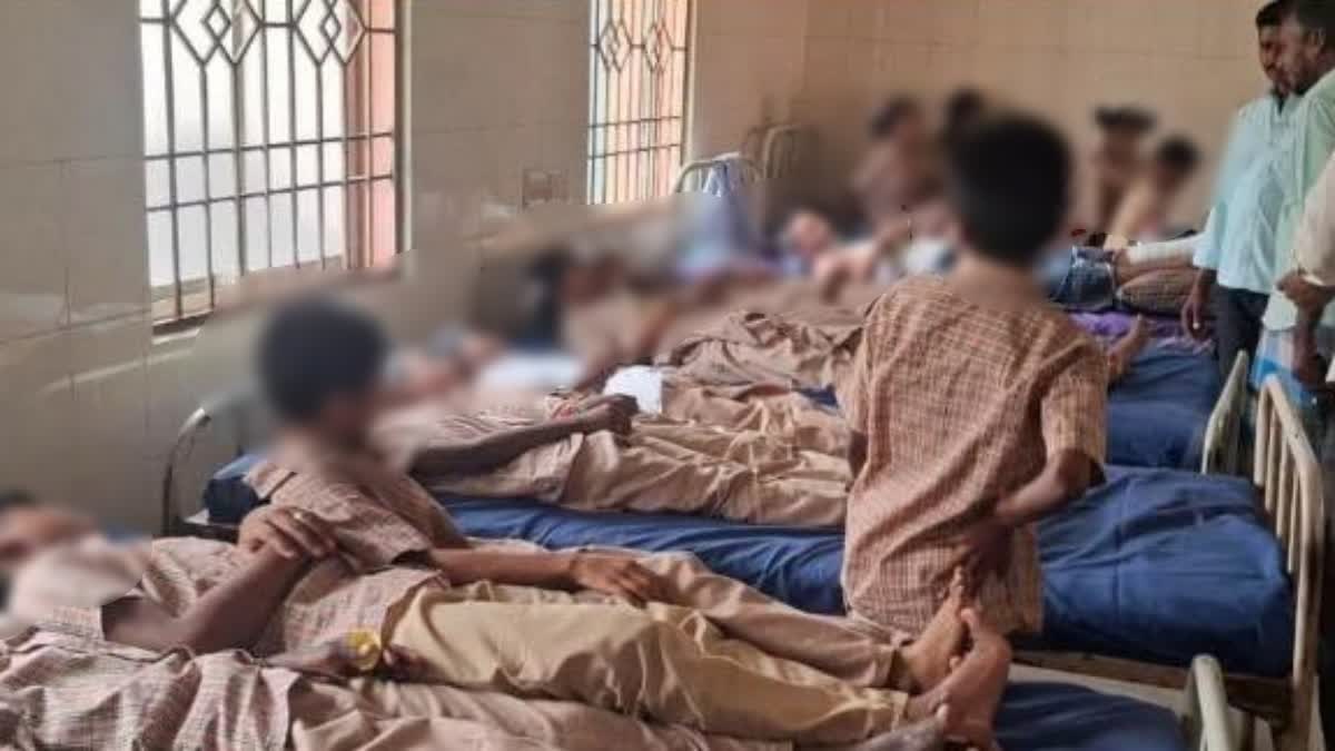 மருத்துவமனையில் அனுமதிக்கப்பட்டு சிகிச்சைப் பெற்று வரும் மாணவர்கள்