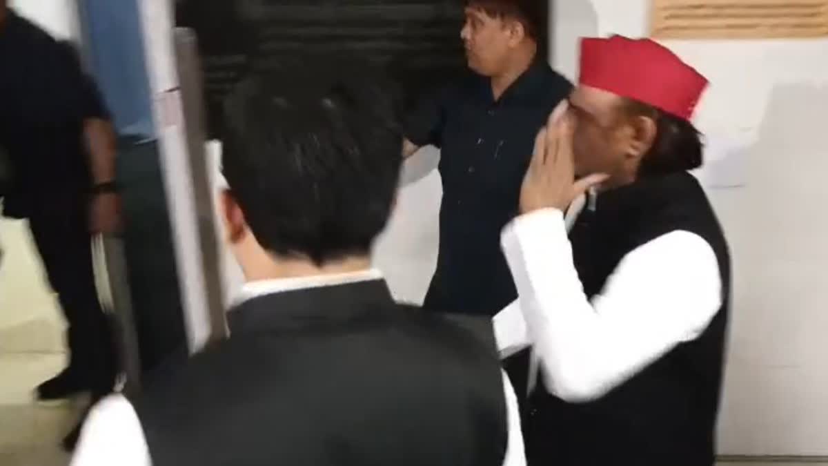 सिविल अस्पताल पहुंचे सपा के राष्ट्रीय अध्यक्ष अखिलेश यादव