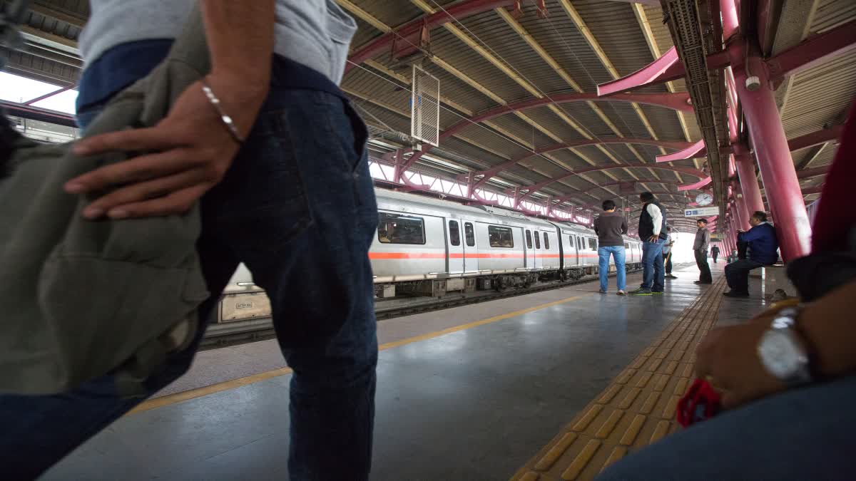 teft case new delhi  Delhi Metro  GOLD AND MONEY THEFT  ഡൽഹി മോഷണം
