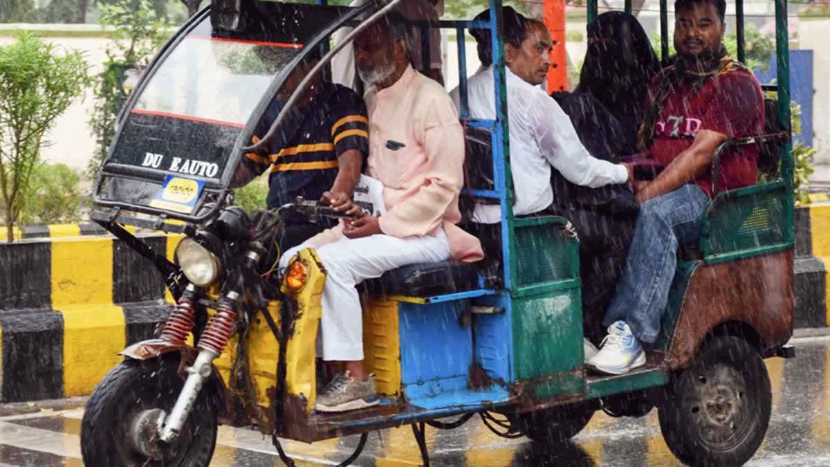 دہلی کے ای رکشہ ڈرائیوروں کو ایپ پر مبنی 'بیٹری بند ہونے' کا خدشہ، حکومت نے تین موبائل ایپس پر پابندی لگا دی
