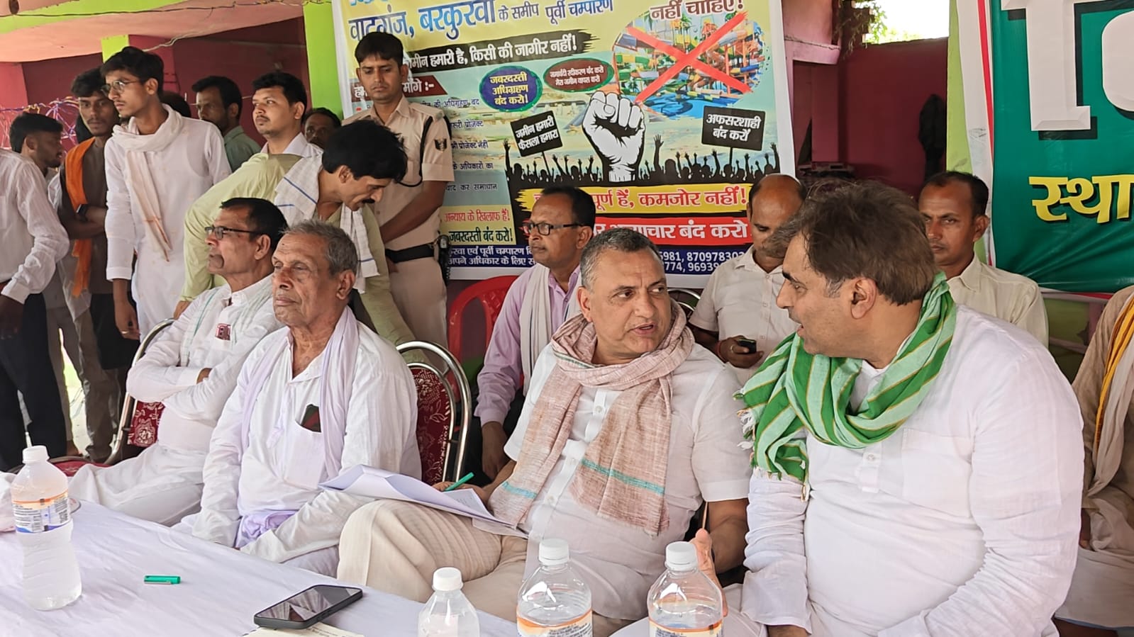 भूमि अधिग्रहण का विरोध करते सुधाकर सिंह
