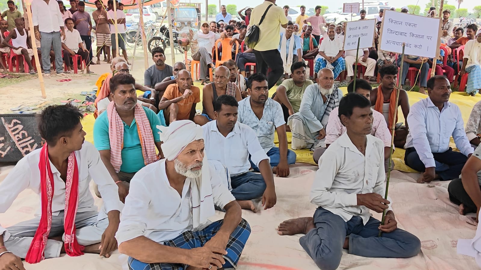 सरकार पर किसानों की जमीन छीनने का आरोप