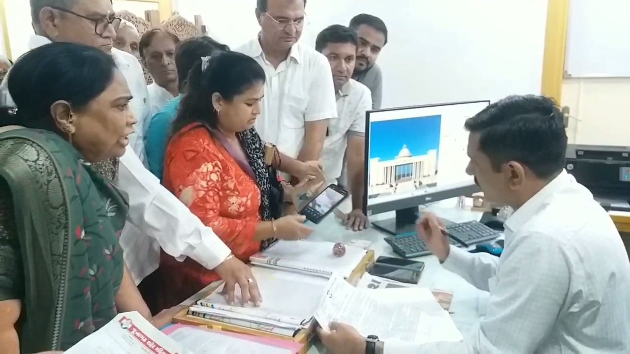 જૂનાગઢમાં મોટી સંખ્યામાં મહિલાઓ મ્યુનિસિપલ કમિશનર કચેરીએ પહોંચી હતી